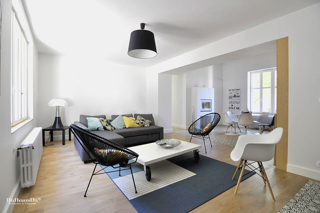 Salon aménagé de manière sobre et contemporaine, espace modulable et lumineux dans une résidence secondaire