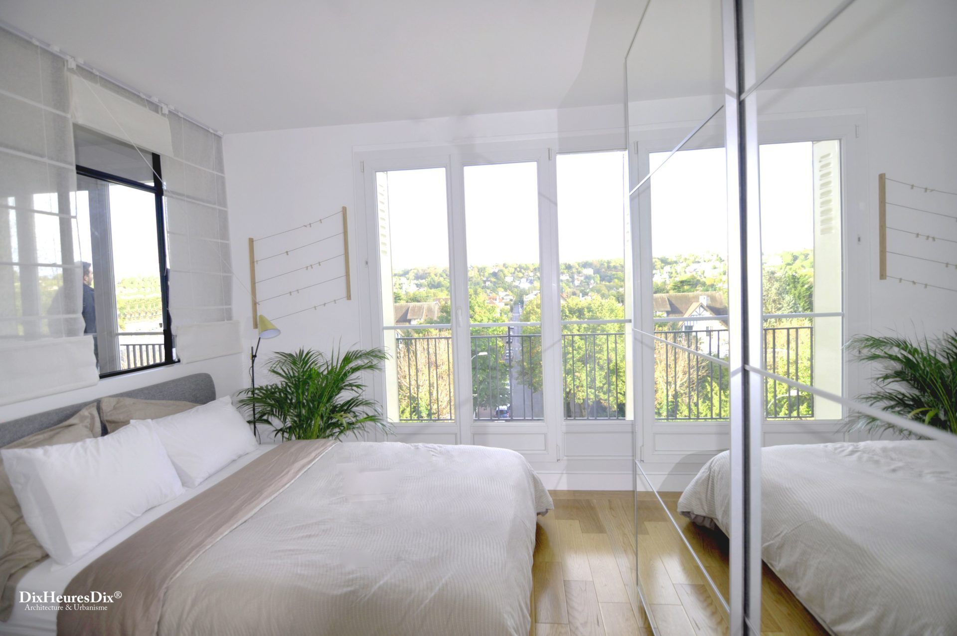 Chambre aménagée avec une grande bais vitrée donnant sur un balcon sans vis-à-vis.