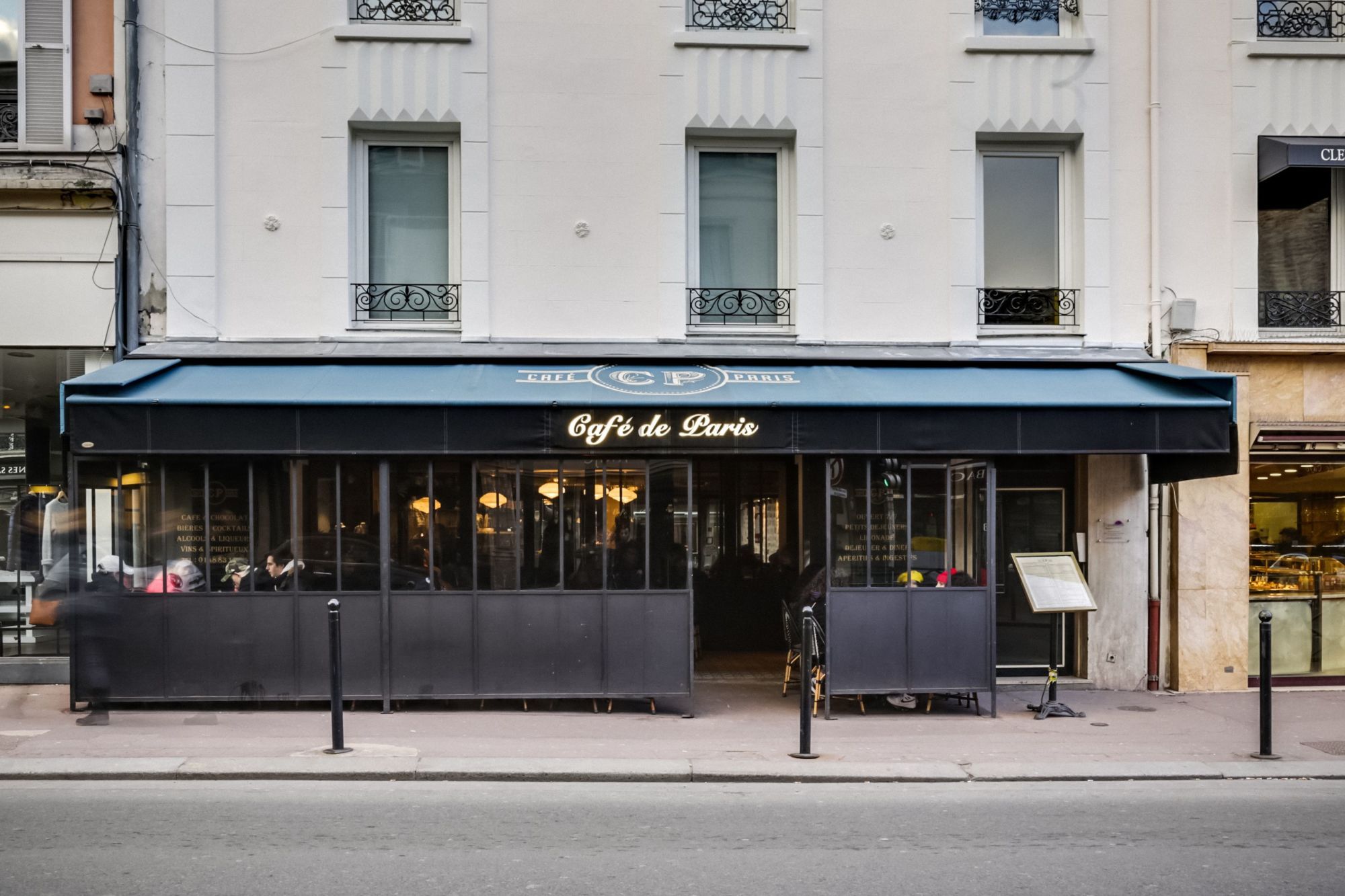 Terrasse extérieure aménagée du Café de Paris