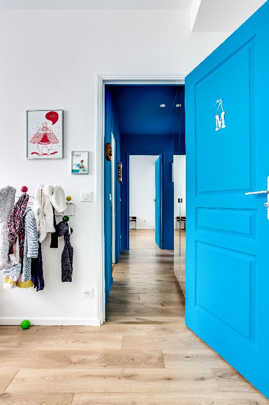 Chambre d'enfant donnant sur un corridor bleu