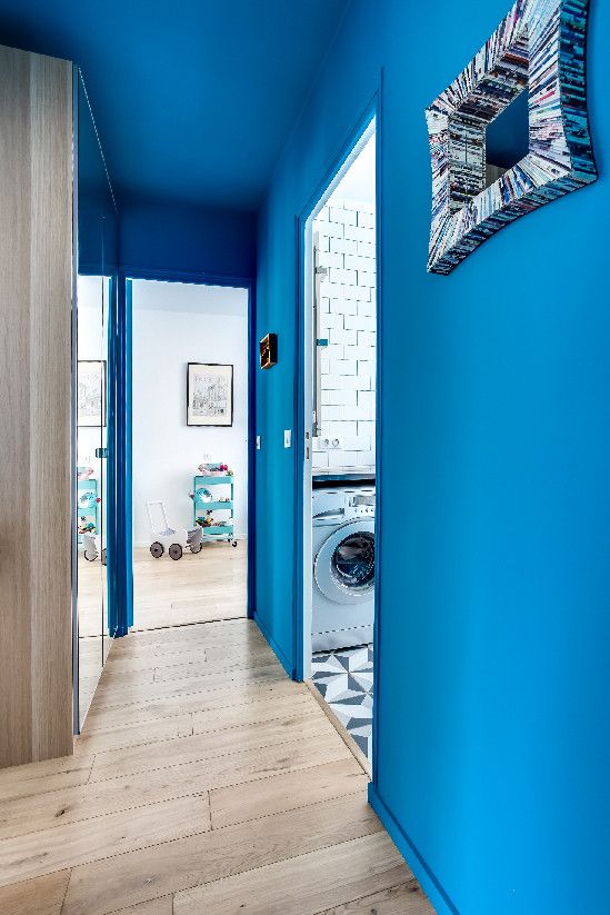 Couloir bleu liant chacune des différentes pièces de l'appartement