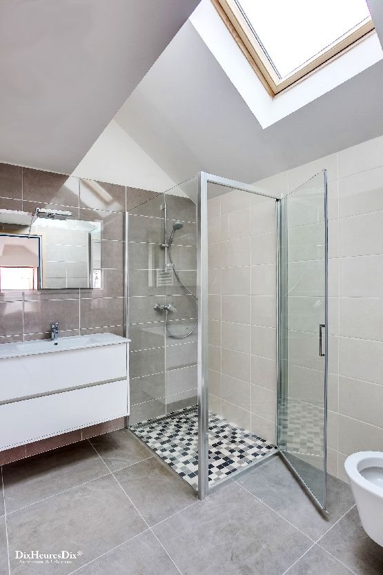 Photo de la salle de bain avec douche vitrée