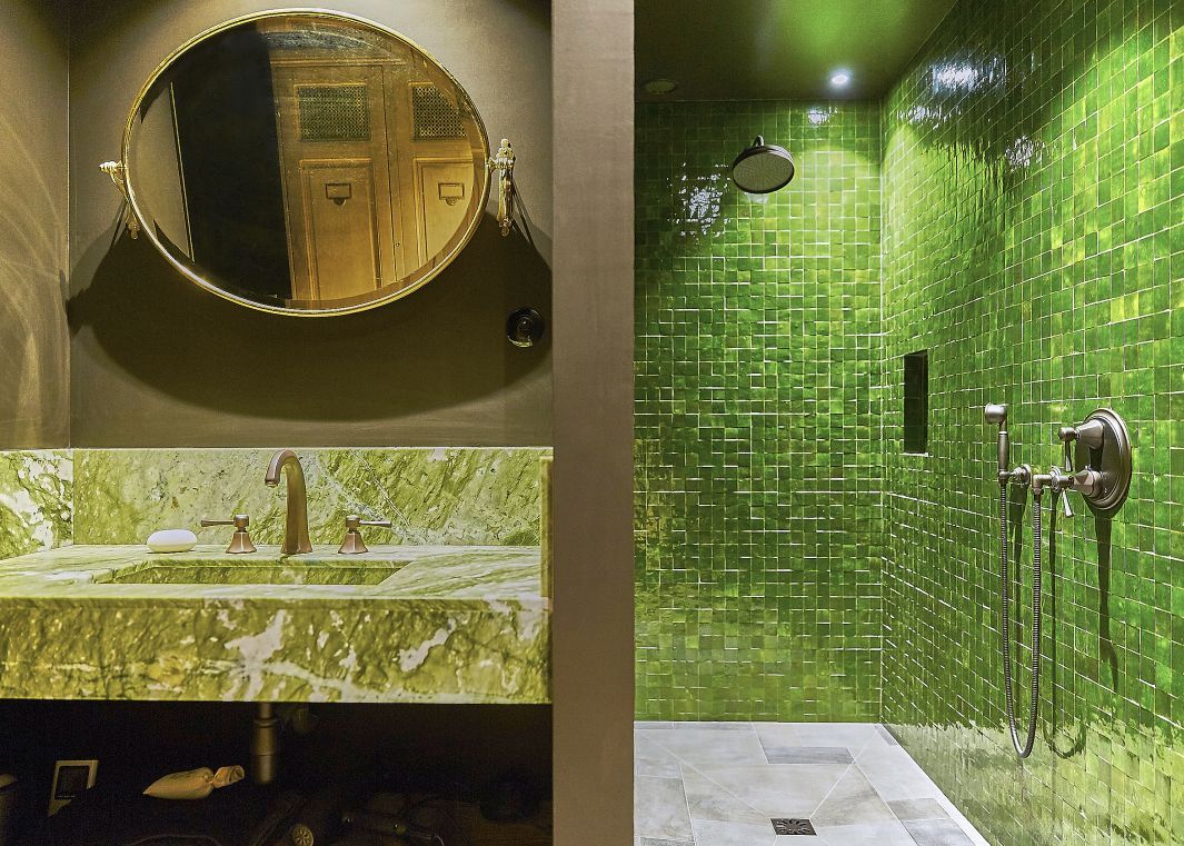 Salle de bain carrelé vert, avec un marbre vert clair