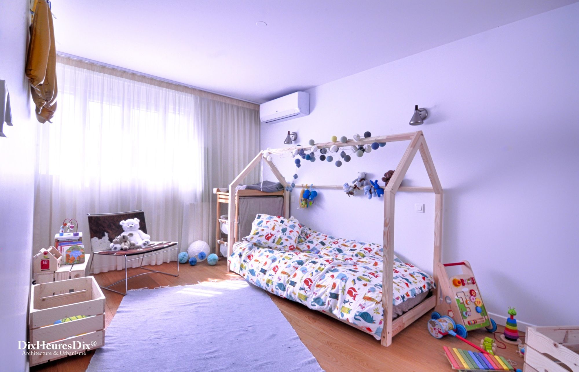 Organisation de la chambre pour enfant avec coin lit et différents jeux