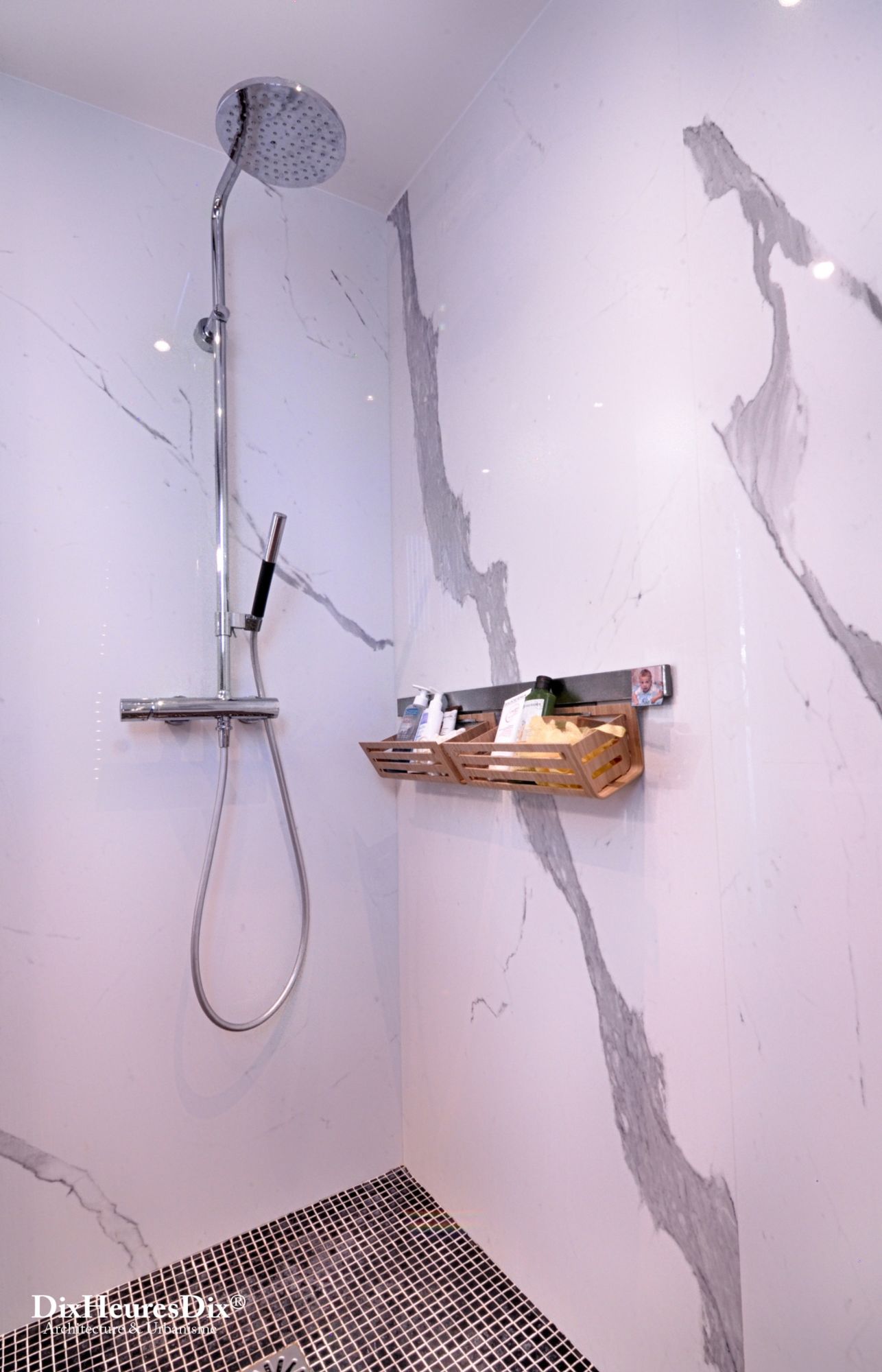 Vue sur la douche et rangement, mur de marbre